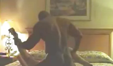 Một cô gái, một người đàn sex cổ nhật bản ông trong hậu môn và ngồi trong mông trên dương vật của bạn bè