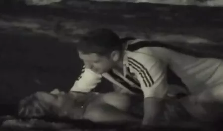 Các cô gái đi ra trên điện thoại khi bạn phim sex nhat ban 2019 trai của cô ăn một chàng trai.