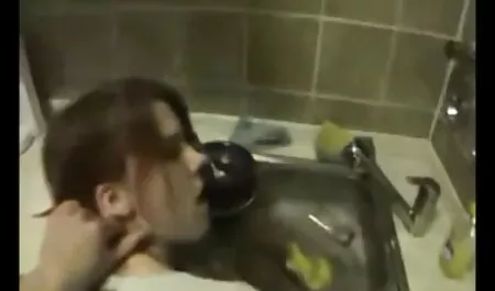 Các cô gái đã hút thuốc và các sex hoat hinh nhat ban người đàn ông tát cô ở mông.