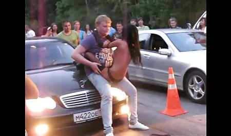 Cô gái tóc vàng ham muốn chồng với một người đàn sex cuong hiep nhat ban ông trên một chiếc ghế da