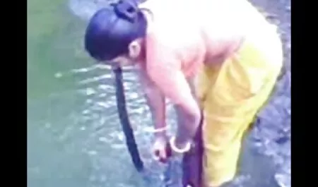 Một điện thoại phim sex nhật bản thủ dâm có ra quần với một chiếc váy dưới một chiếc váy