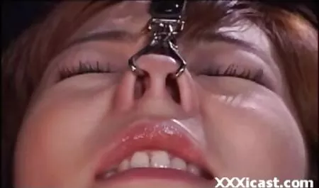 Chixa với một kiểu tóc đuôi ngựa một lớn và mạnh mẽ trong nhà kho. phim sex nhat bạn