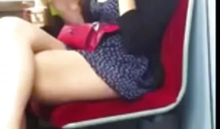 Các con gái, đầu hàng phim sex nhật cổ trang cho cha cô ở phòng khách rộng rãi.