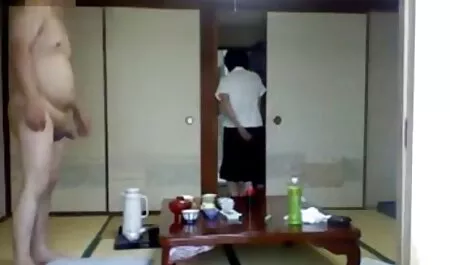 Cô có sex phim japan đôi chân của mình mở và thấy mình mở cửa.