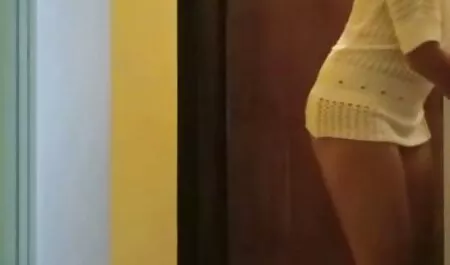 Xinh đẹp của chúng tôi, giáo se x nhât viên, và hai nữ sinh viên đang ướt.