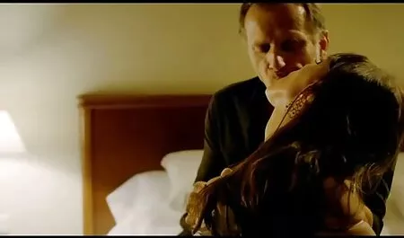 Một cô phim sex gái nhật bản gái với lưỡi xỏ thành viên với kem và liếm