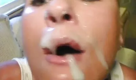 Một cô gái từ Nga vuốt ve cô mũ. phim sex nhat ban xinh dep
