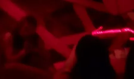 Các con hươu cao cổ đã sex nhat ban đi vào hậu môn những vết nứt với người đàn ông đầu tiên gặp cô.