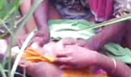 Người phụ nữ trẻ, cởi quần áo, và chạm vào cô gái. web phim sex nhat ban hay