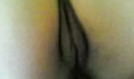 Busty ngồi trên hàng đầu của một phim sex lầu xanh nhật bản cao su gà với một nụ cười