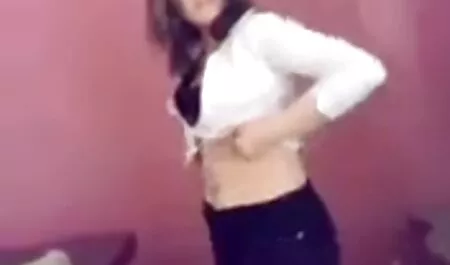 Người phụ nữ châu á với kính sex khong che nhat ban đẩy miệng và hôn anh